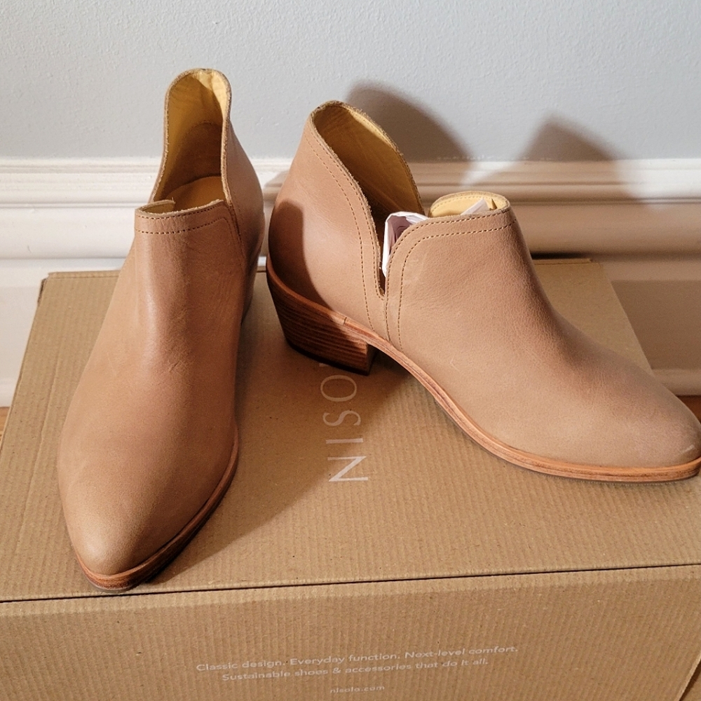 Nisolo everyday ankle bootie almond sz 6, new never worn